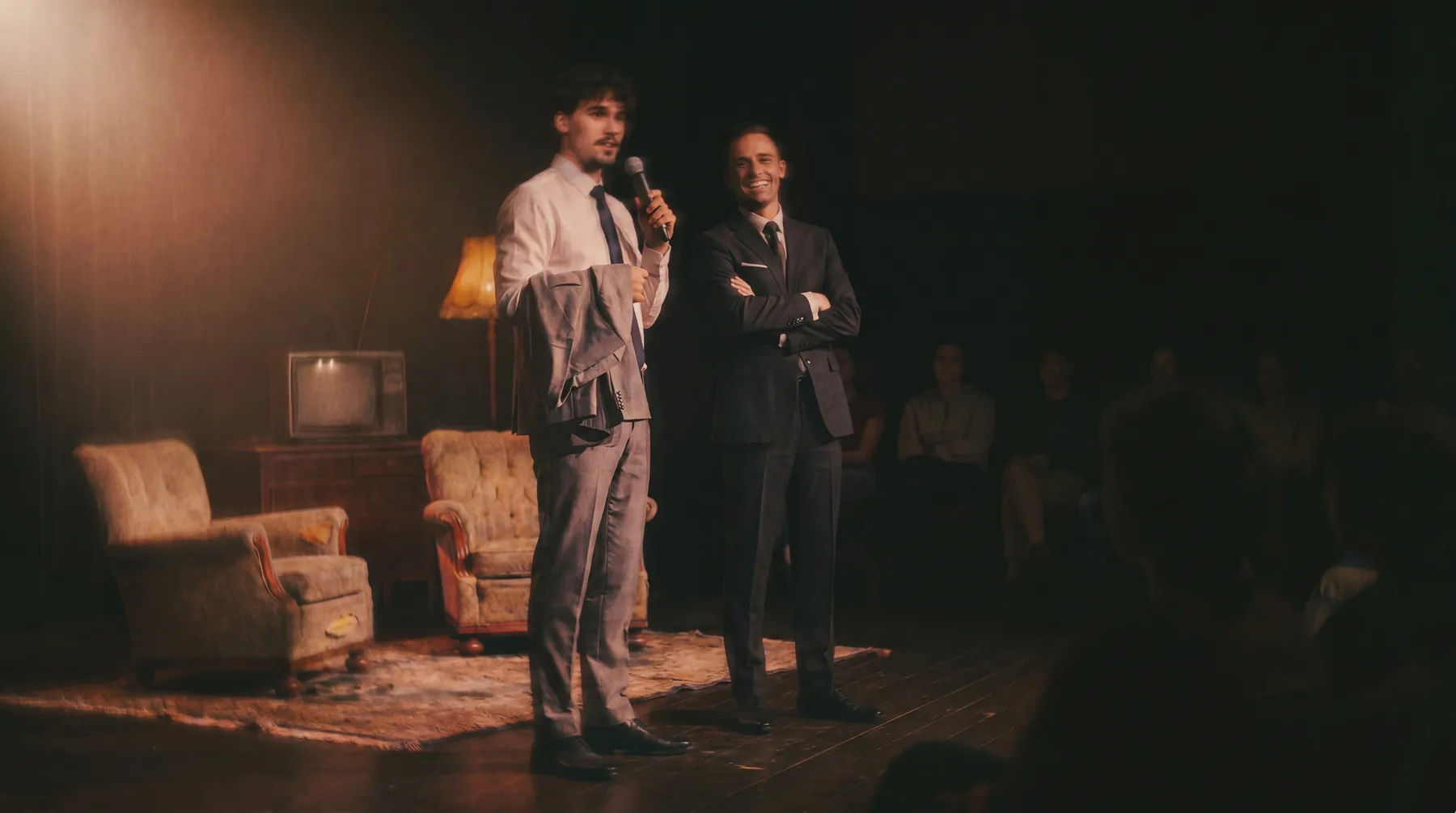 Willem en Wessel op het podium, met publiek in de zaal